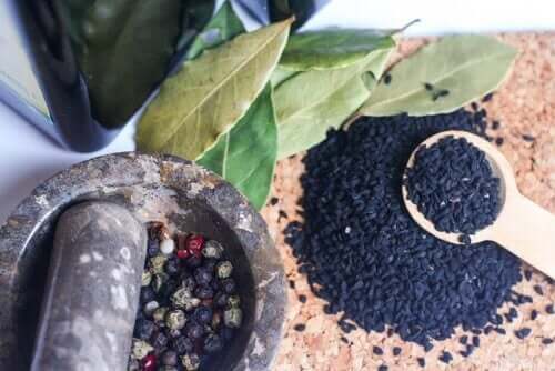 Kom met zwarte komijn