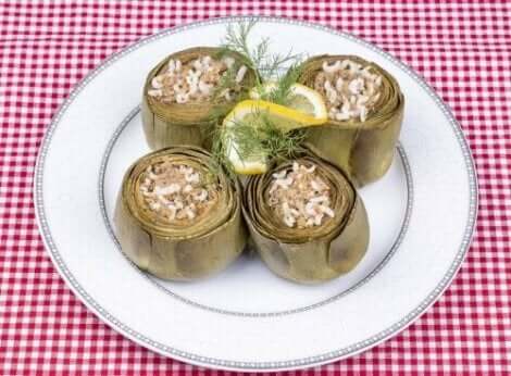 Vier met rijst gevulde artisjokken op een wit bord