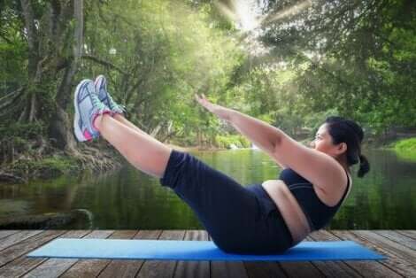 Een vrouw doet buiten fitnessoefeningen