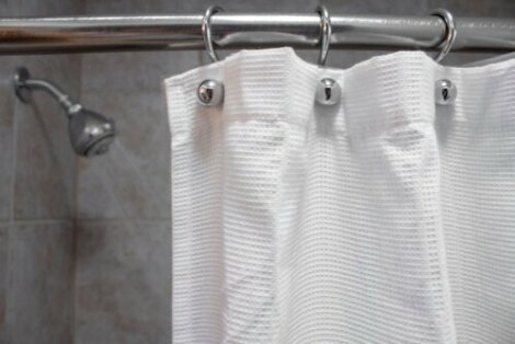 5 tips om badkamergordijnen schoon te maken en schimmelvrij te houden