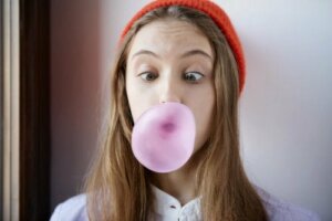 12 trucs om kauwgom uit je haar te krijgen