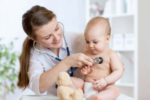 Een kinderarts met een baby