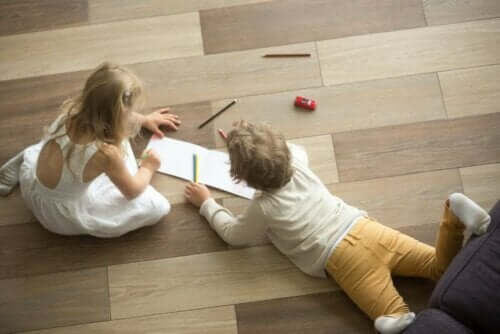 Als kinderen op de vloer spelen kan dit lawaaierig zijn