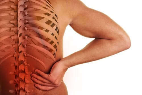 Lage rugpijn is een van de symptomen van spondyloarthropathieën