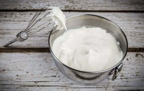 Opgeklopte eiwitten voor het maken van meringue