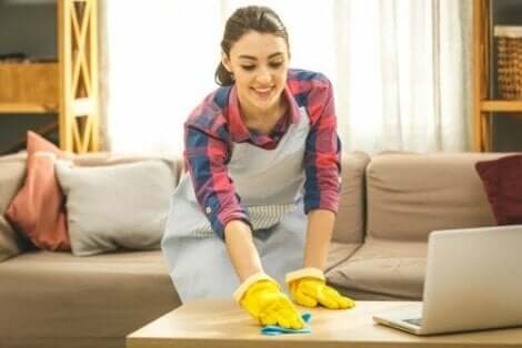 Een vrouw maakt haar huis schoon
