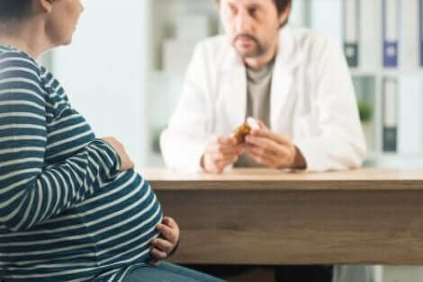 Een zwangere vrouw op gesprek met een arts