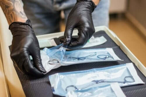 Piercer legt zijn spullen klaar