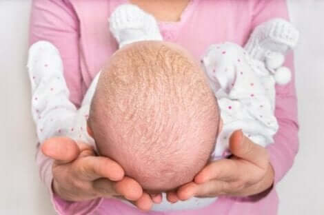 Een baby met berg