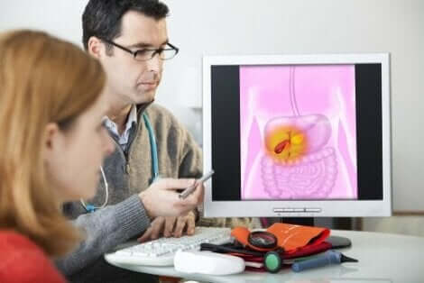 Een dokter met een patiënt