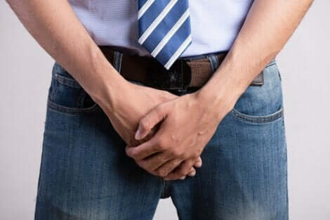 Een man die aan smegma lijdt door phimosis