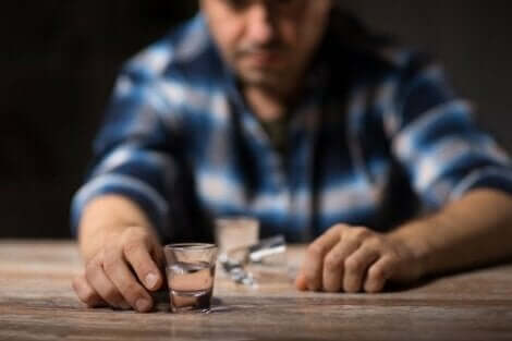 Een man met een schotje sterke drank