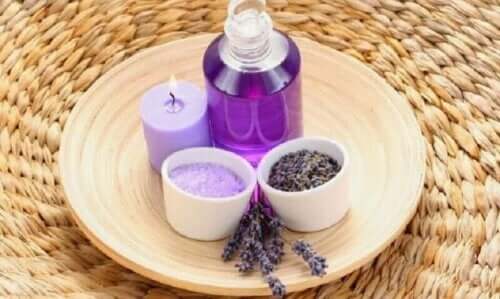 Geurkaarsen van gel met lavendel