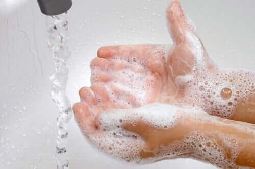 Handen met water en zeep wassen