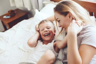 Lachende moeder en zoon