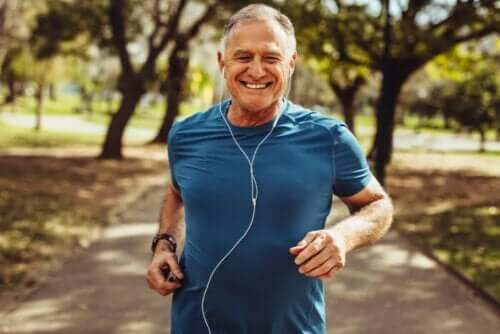 Oudere man aan het hardlopen