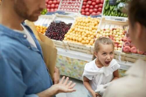 Meisje schreeuwt tegen haar ouders