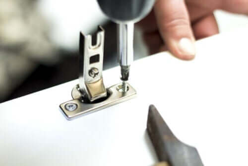 Scharnier van een meubelstuk