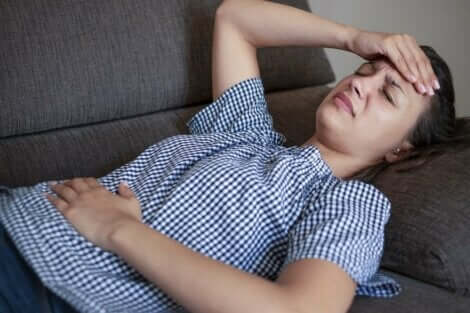 Vermoeide vrouw op de bank