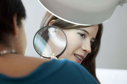 Arts bekijkt de huid van een vrouw