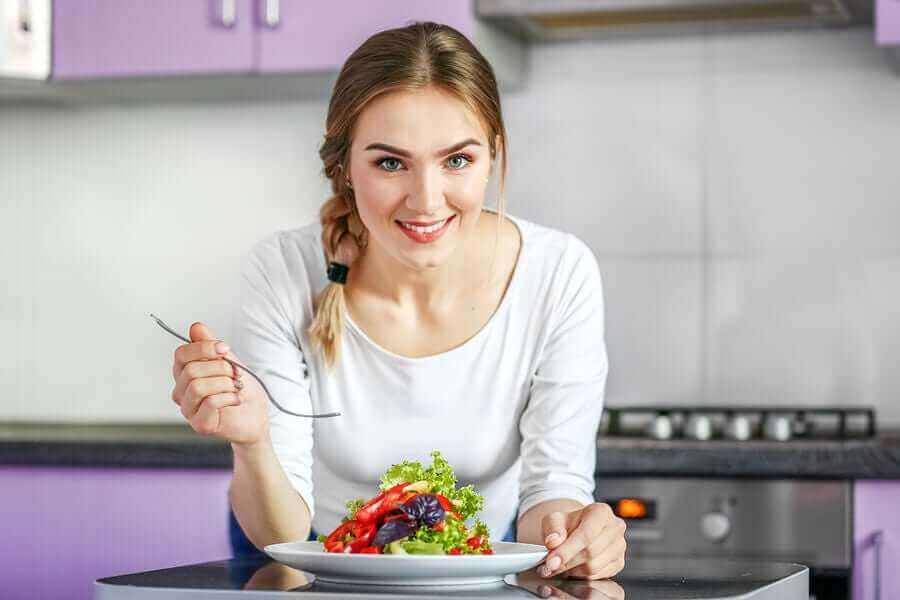 Vrouw eet een salade