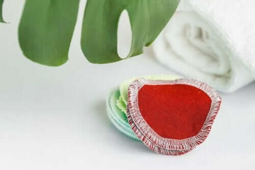 Gekleurde make-up remover pads