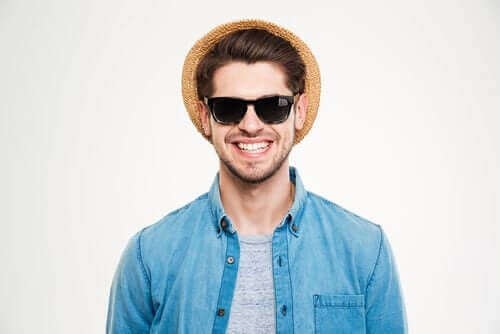 Man beschermt zich om zonnebrand te voorkomen