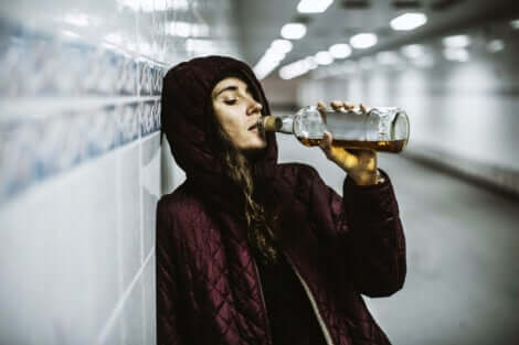 Een vrouw brengt een fles aan haar mond in een tunnel