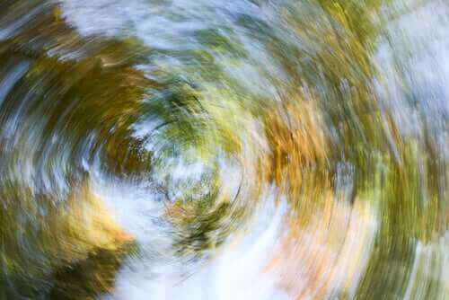 Duizeligheid is een van de symptomen als je plotseling met koud water in contact komt terwijl je lichaam heet is