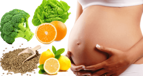 Een zwangere buik, groenten en vruchten