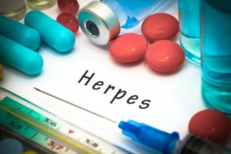 Pillen en een naald rond het woord herpes