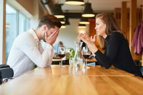 De angst voor verlating in romantische relaties resulteert vaak in ruzie