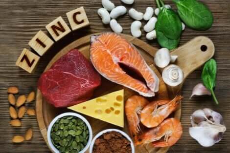 Voedingsmiddelen die zink bevatten zoals zalm, kaas en vlees