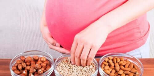 De microbiota van een moeder kun je beïnvloeden door bijvoorbeeld het eten van noten