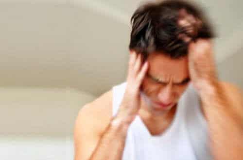 Een man met migraine