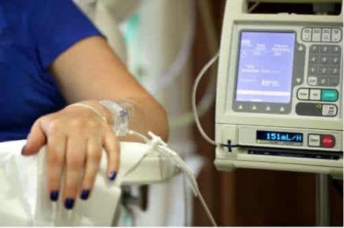 Een vrouw verdraagt chemo beter door anti-emetische geneesmiddelen