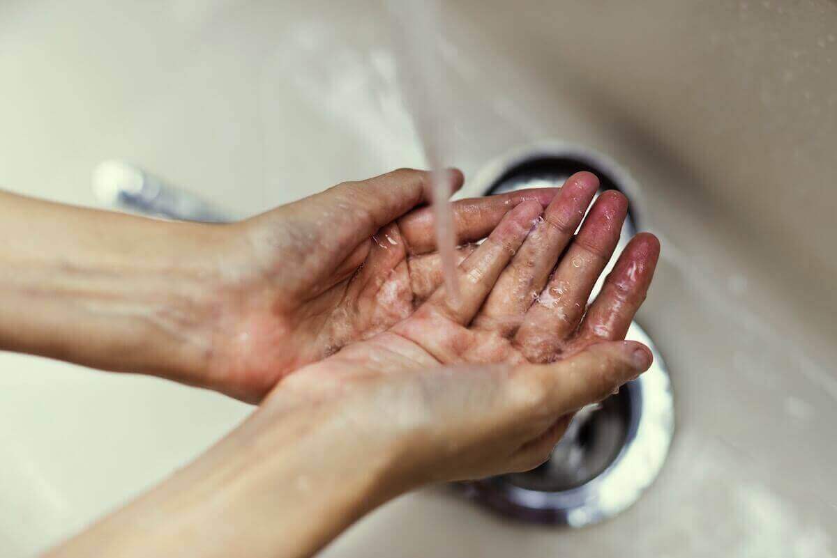 Handen onder stromend water