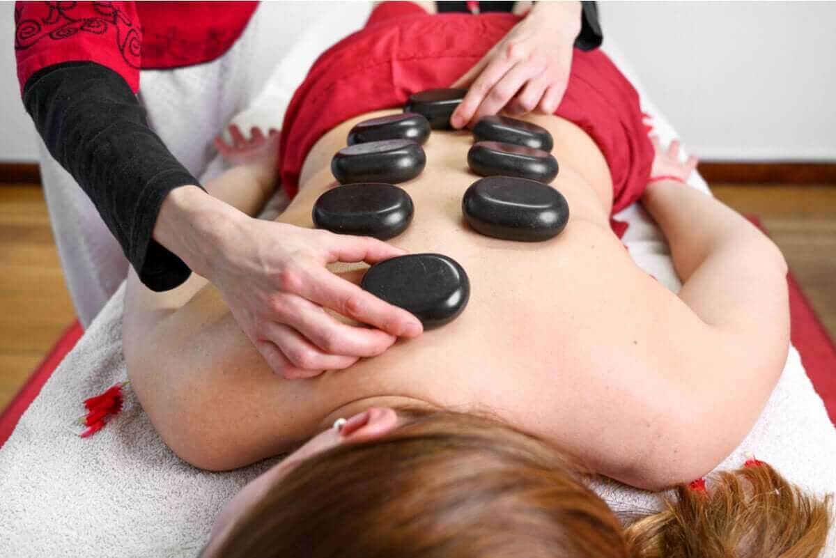 Vrouw krijgt een hot stone massage