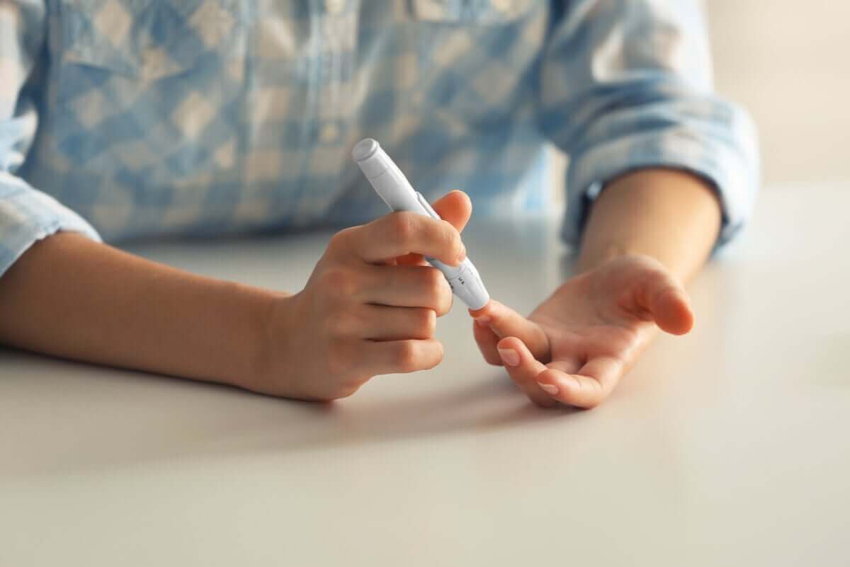 Iemand met diabetes doet bloedtest