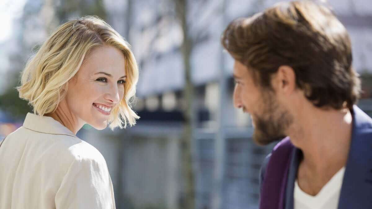 Lachende man en vrouw