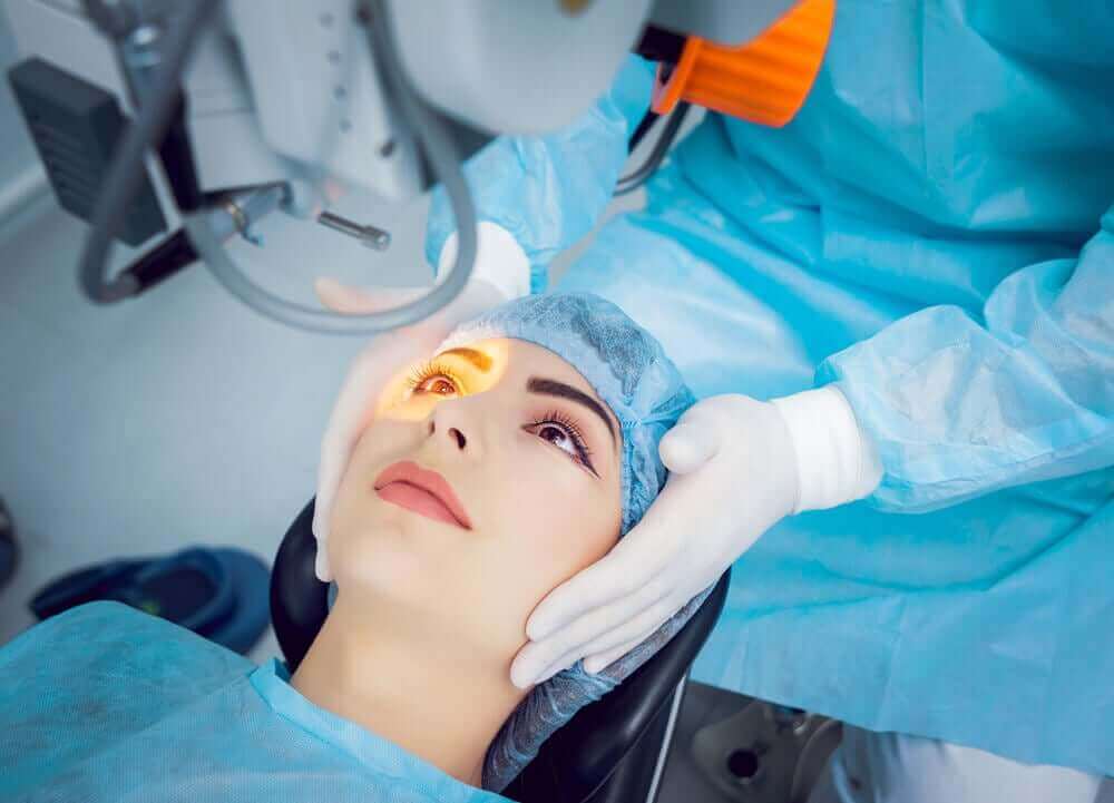 Vrouw krijgt een laserbehandeling