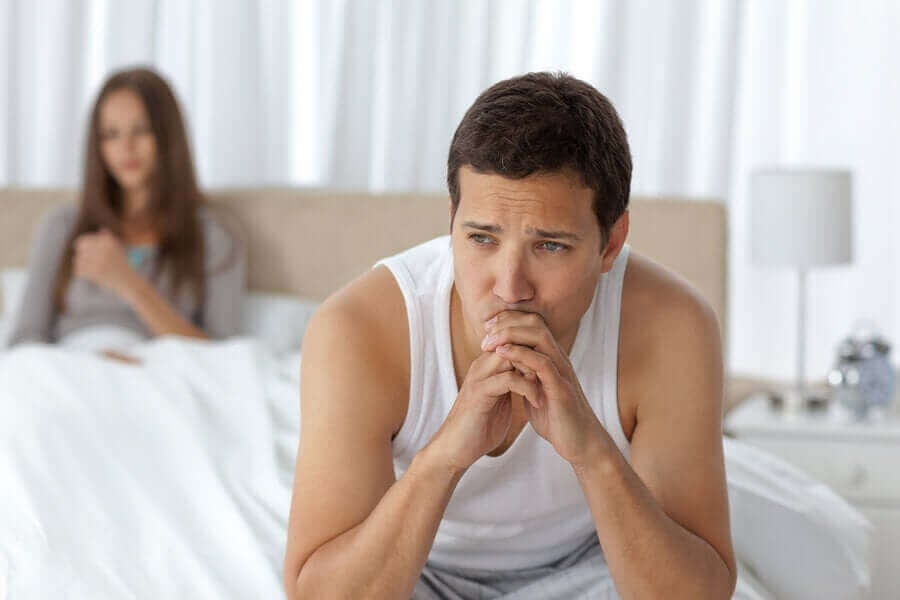 Man zit op de rand van het bed