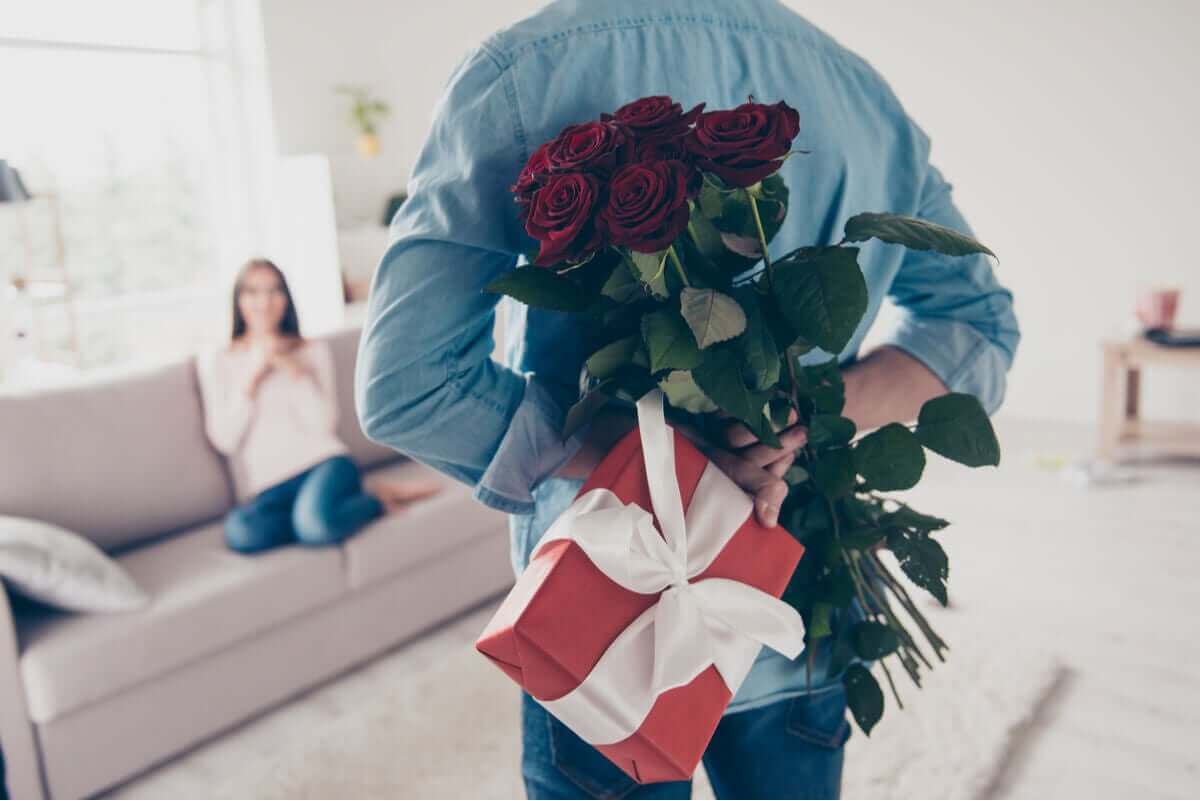 Man heeft bosje bloemen voor zijn vrouw