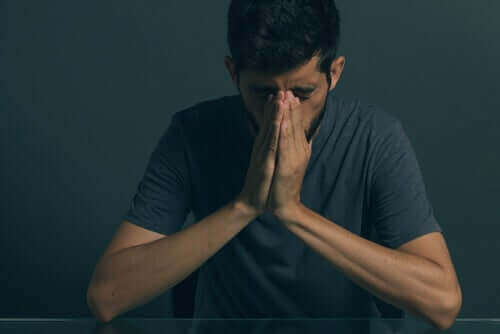 Man heeft zijn handen voor zijn gezicht