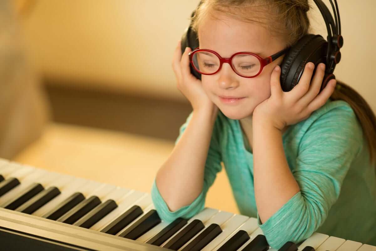 Meisje zit muziek te luisteren