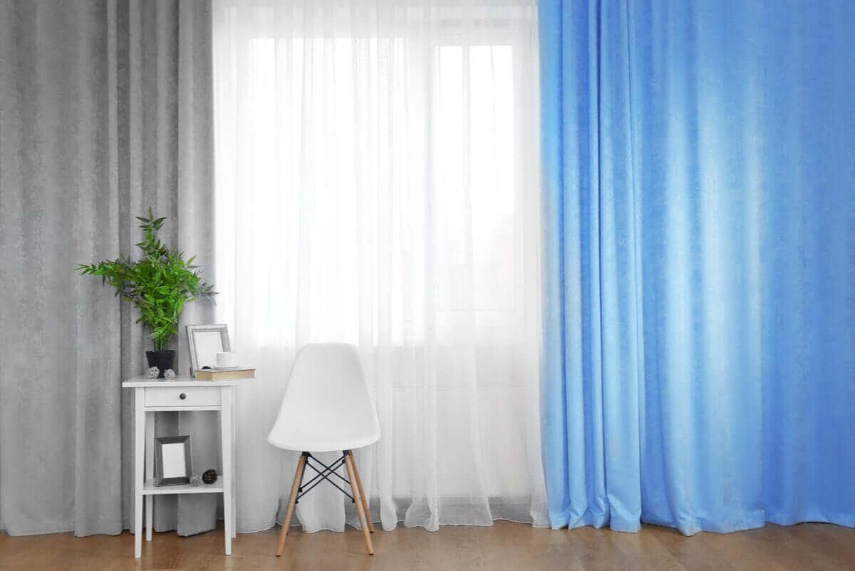 Ruimte met 3 kleuren gordijnen