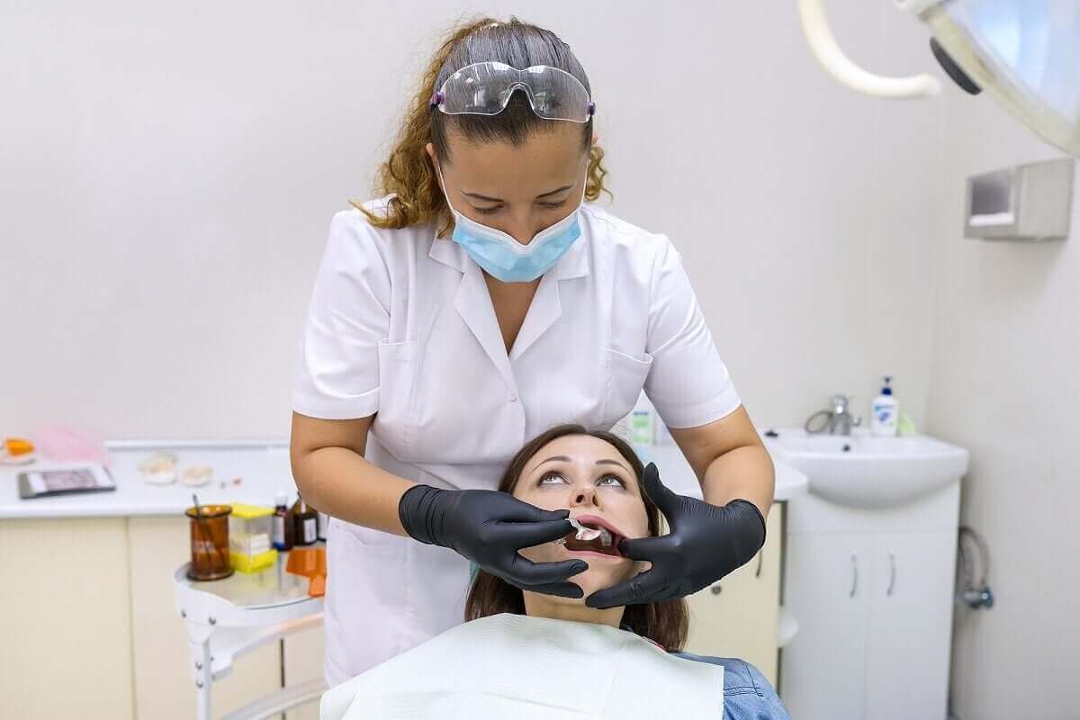 Vrouw krijgt een behandeling voor een tandvleeslach