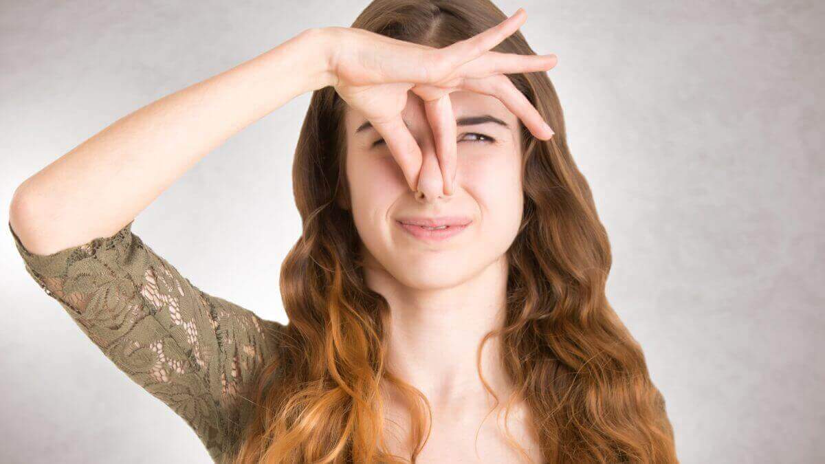 Vrouw ruikt iets vies