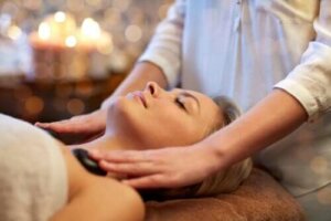 Wat is een hot stone massage en wat zijn de voordelen?