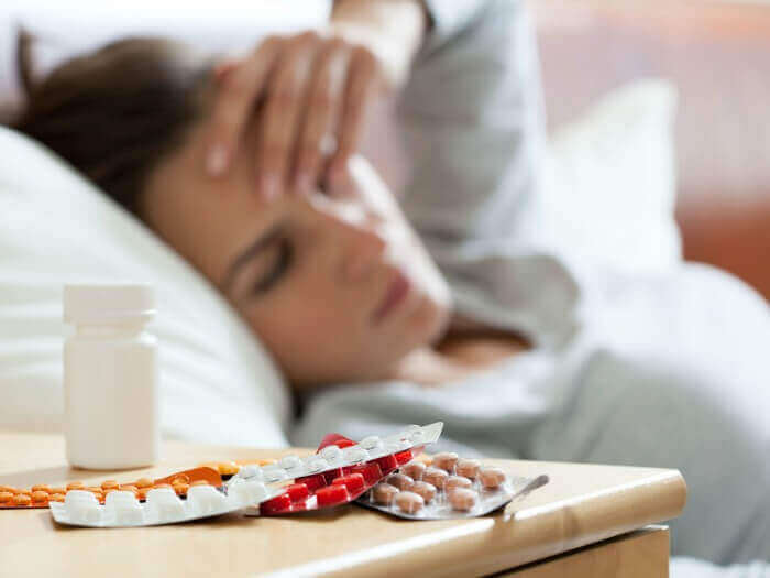 Nachtkastje met stapel pillen